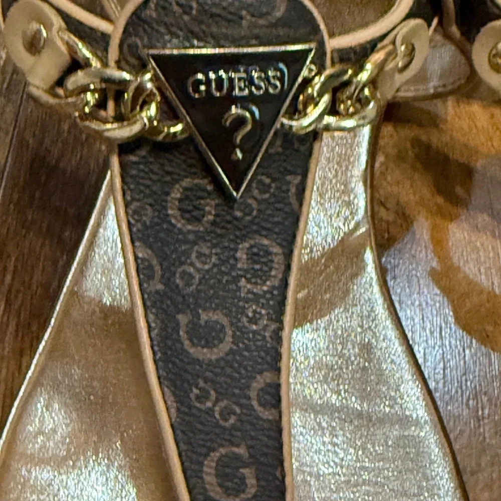 GBG Los Angeles Women’s Sandals Black‎ w/ Gold Logo Accents Size 9 - Picture 2 of 8